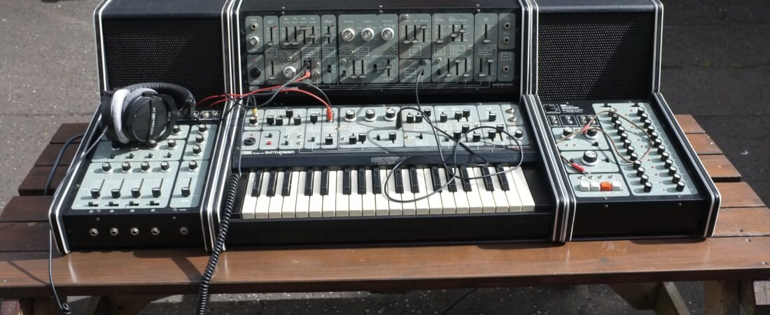 El Sintetizador Modular Roland System 100M: Historia, Características y Artistas que lo Usaron